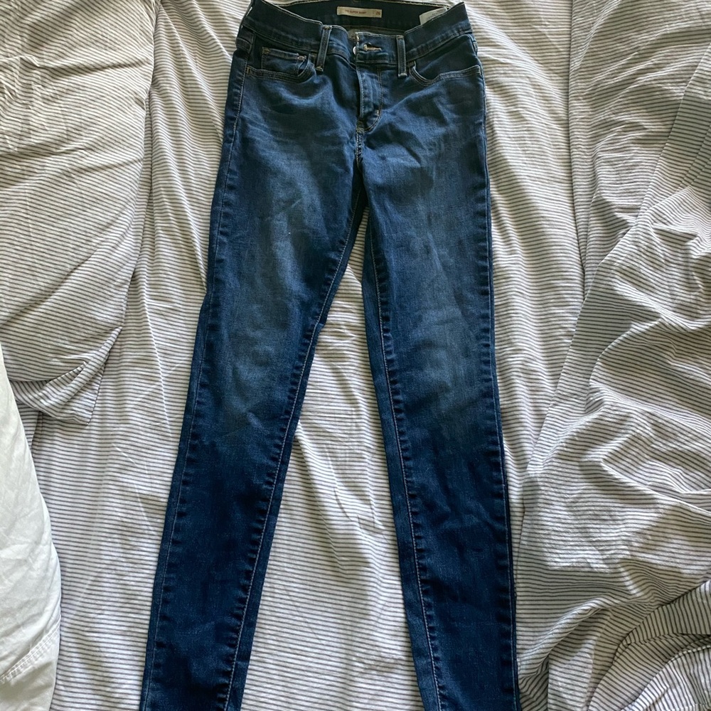 dark wash levi jeans